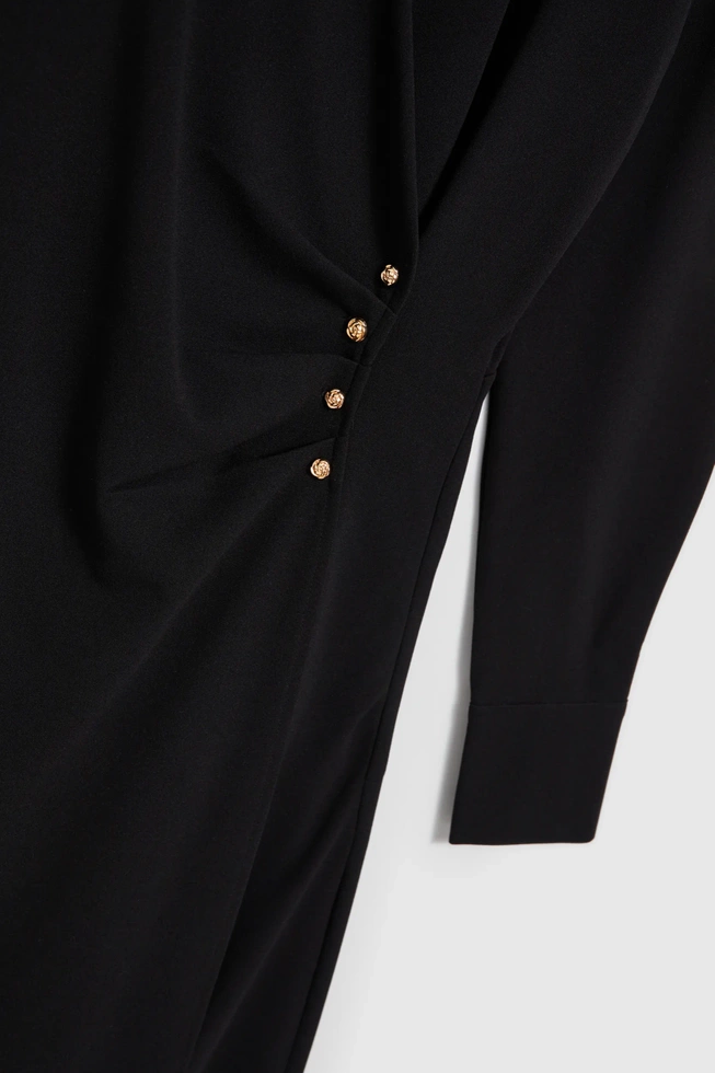 Koszulowa sukienka midi z ozdobymi guzikami czarna