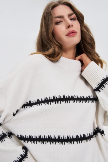Sweter w paski z obniżoną linią ramion biały 
