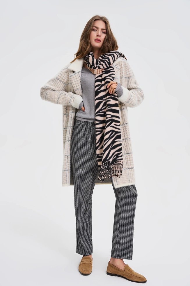 Szal w zwierzęcy wzór beżowy