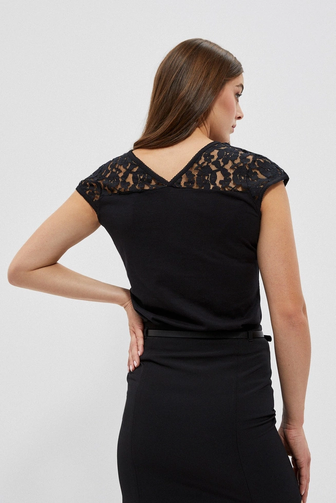 Bluzka z dekoltem w serek i koronką czarna