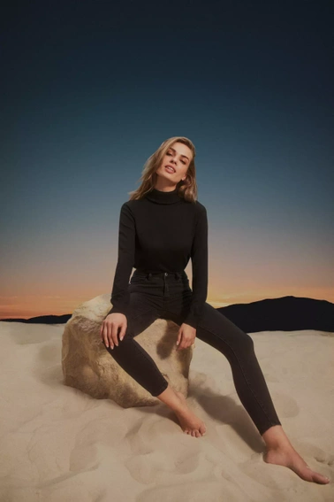 Jeansy rurki z efektem push up czarne