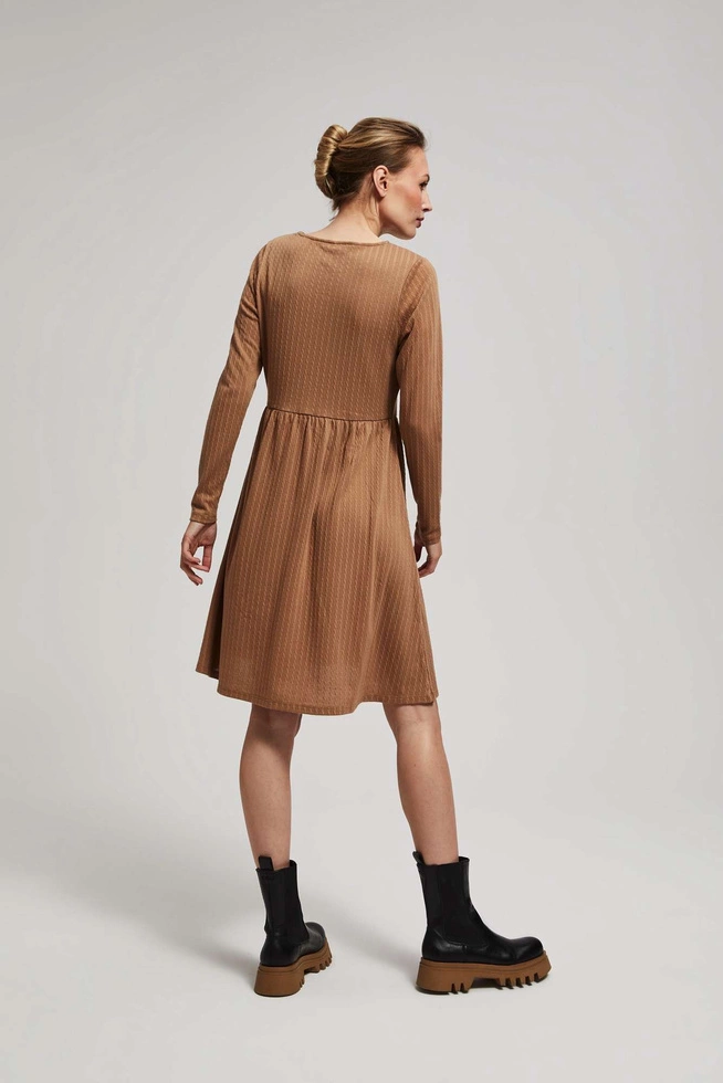 Sukienka z długimi rękawami i rozkloszowanym dołem ciemnobeżowa