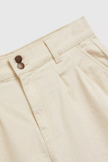 Szorty z wysokim stanem zapinane na guziki beżowe