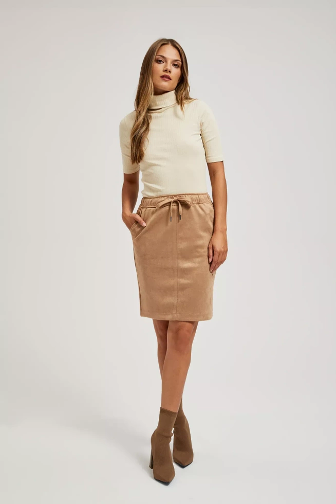 Spódnica o długości przed kolano