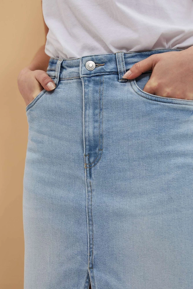 Jeansowa spódnica z rozcięciem z przodu niebieska