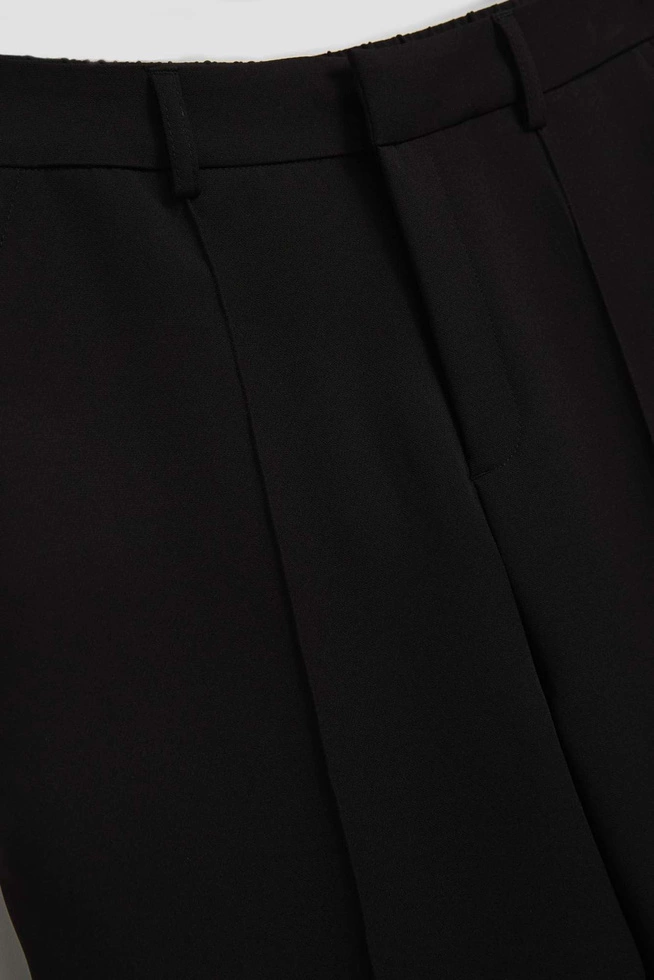 Spodnie w kant z szerokimi nogawkami i średnim stanem czarne