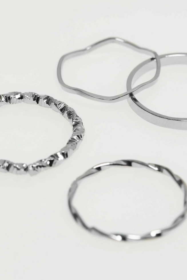 Zestaw delikatnych pierścionków w kolorze srebrnym