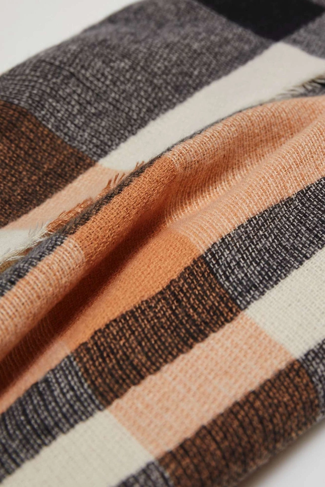 Szalik w kratę brzoskwiniowy