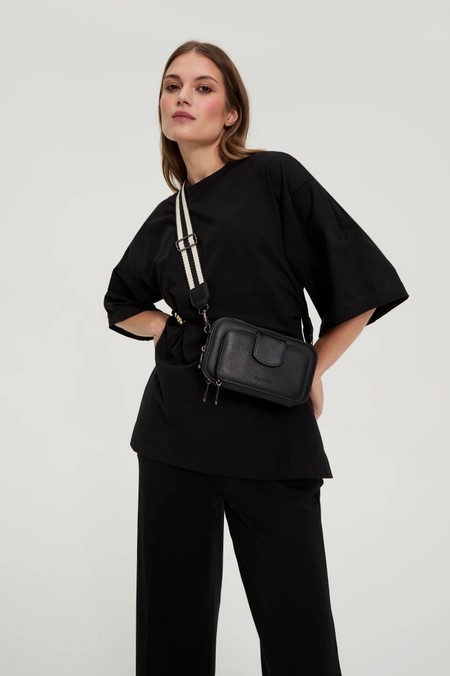 Torebka na szerokim pasku czarna