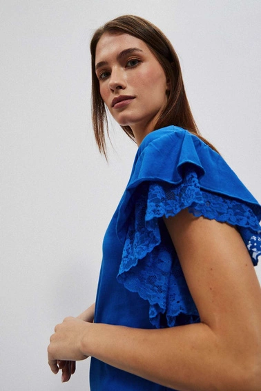 Bluzka z falbaną na ramionach niebieska