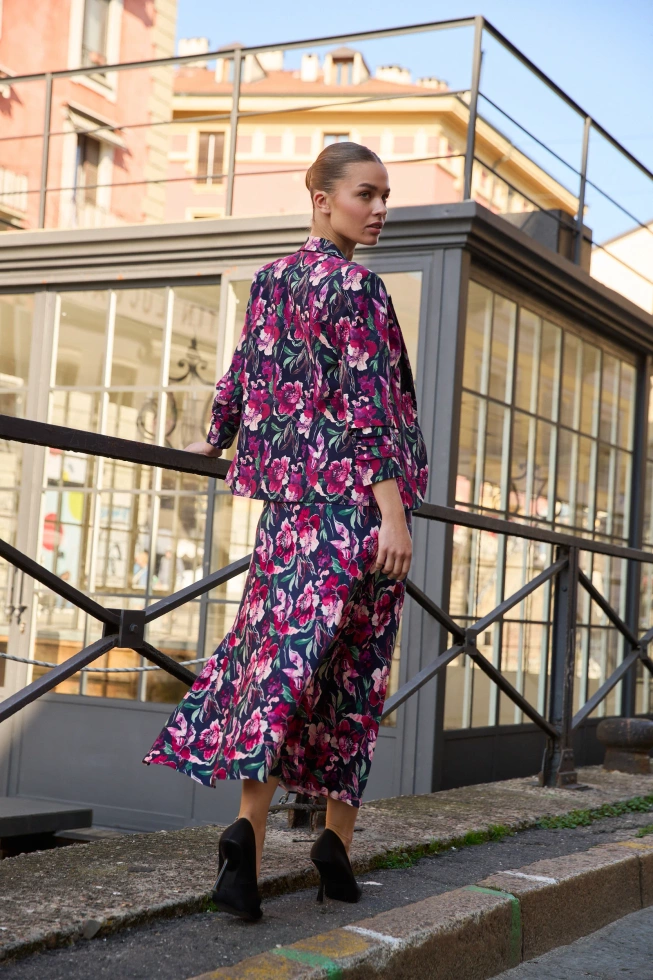 Spódnica w kwiaty granatowa