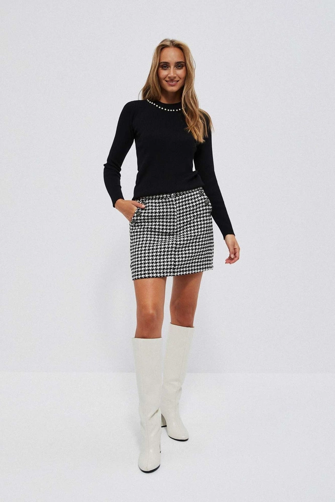 Sweter z ozdobnymi perełkami