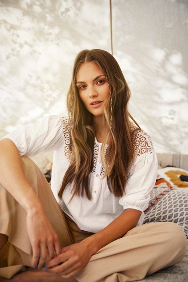 Koszula z ażurowym dekoltem