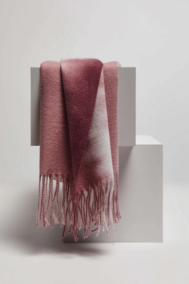 Gładki szalik z delikatnymi frędzlami