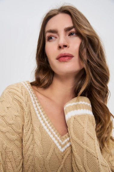 Sweter z dekoltem w serek beżowy