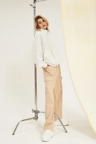 Bluza zapinana na zamek z długimi rękawami biała