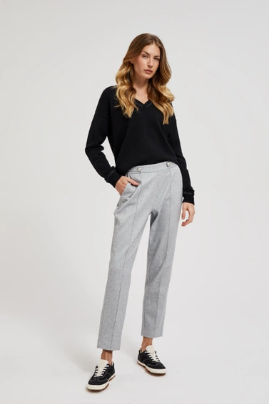 Sweter z dekoltem w serek i długimi rękawami czarny