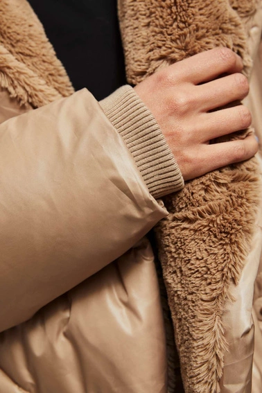 Długa kurtka z kapturem ciemnobeżowa