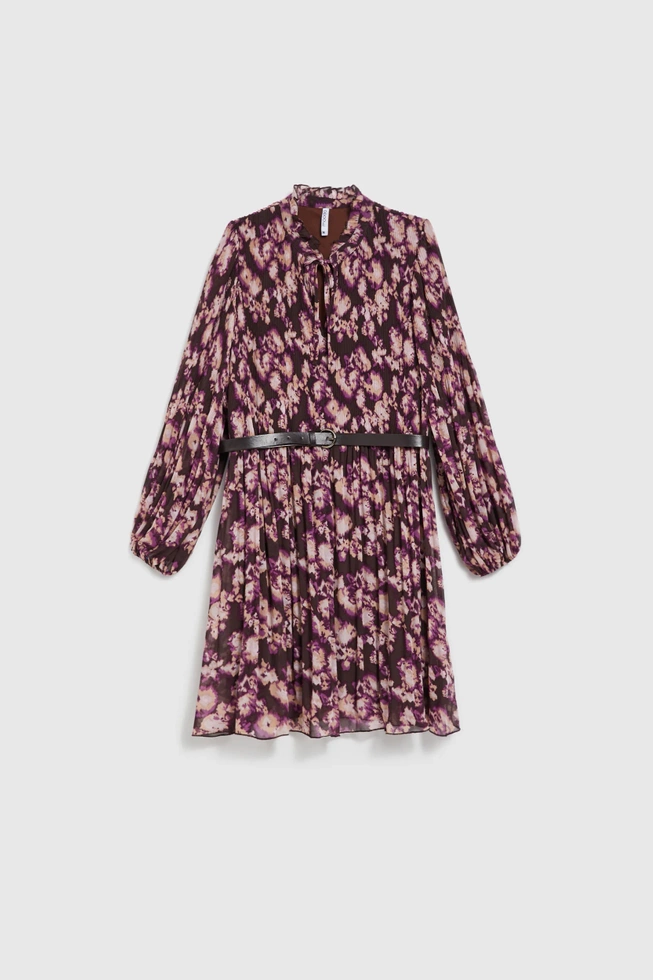 Plisowana sukienka z paskiem brązowa