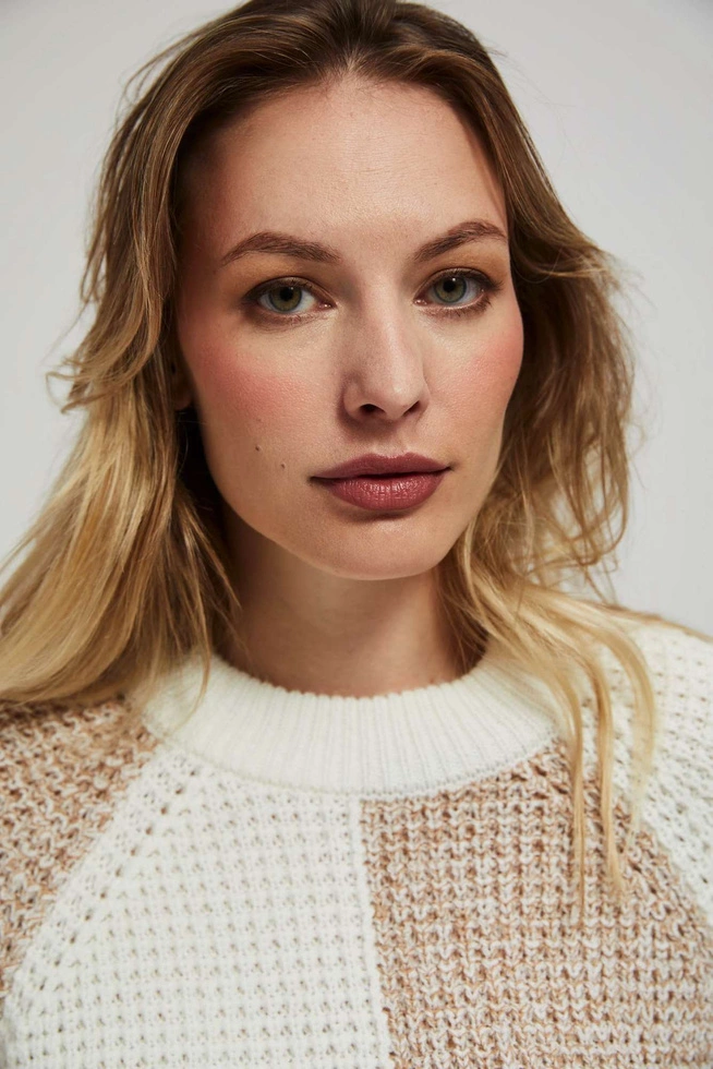 Sweter z geometrycznym wzorem