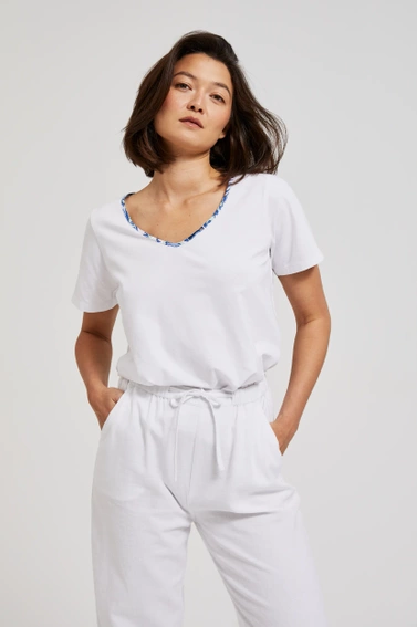 Bluzka z ozdobionym dekoltem biała