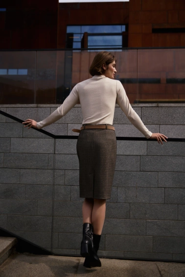 Ołówkowa spódnica do kolan ciemnobeżowa