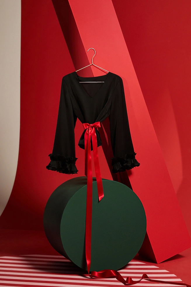 Koszula z falbanami na rękawach czarna