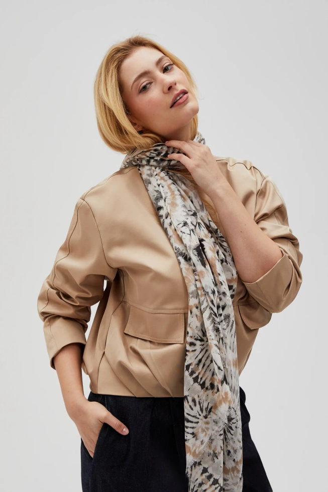 Wzorzysty szal beżowy