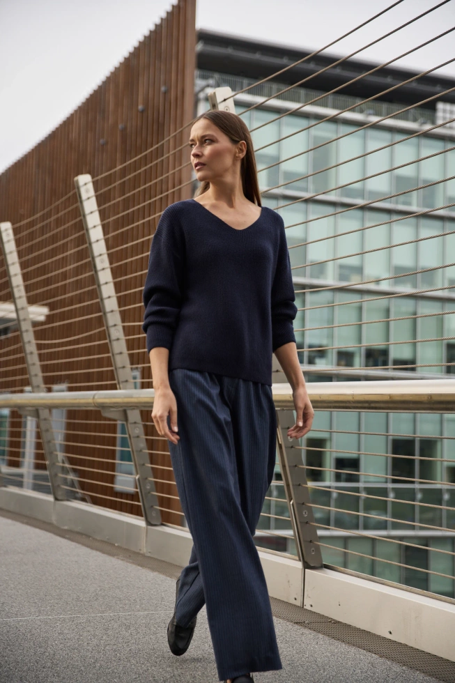 Sweter o prostym fasonie granatowy