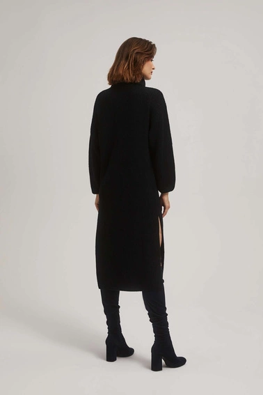 Swetrowa sukienka z golfem czarna