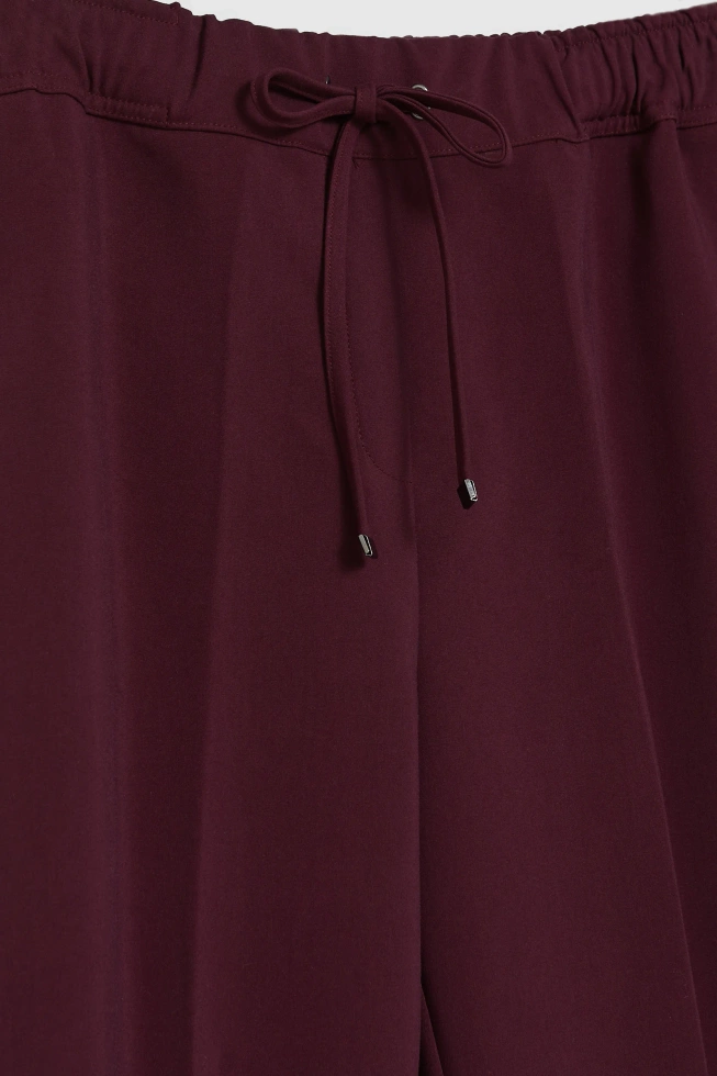 Spodnie w kant z prostymi nogawkami burgundowe