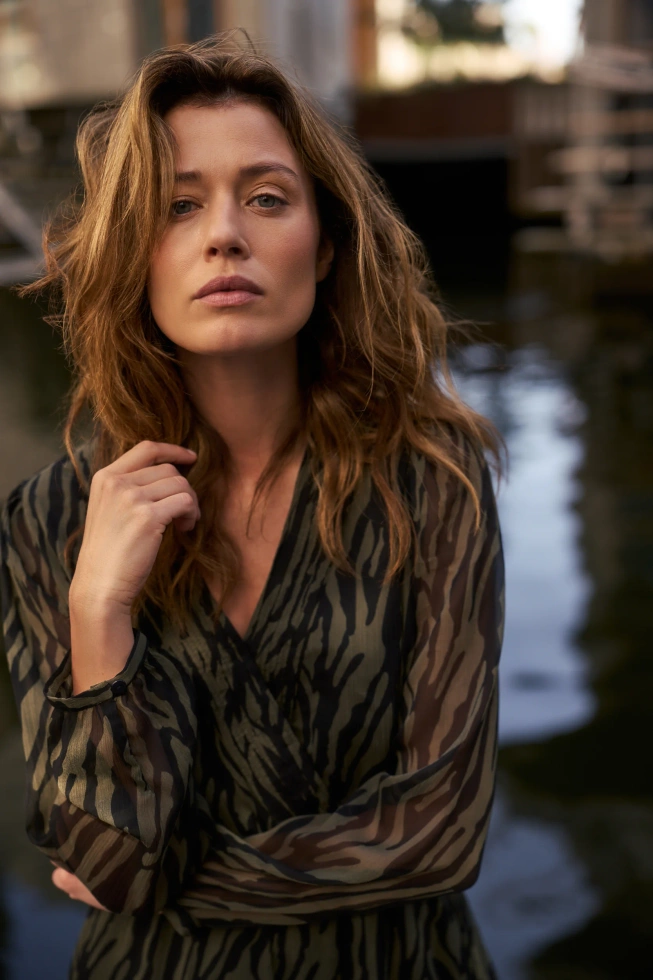 Sukienka w zwierzęcy wzór oliwkowa