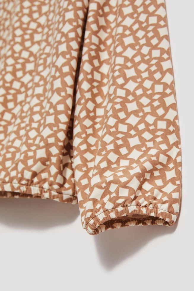 Wzorzysta bluzka z dekoltem w serek perłowa