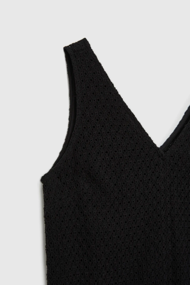 Ażurowa sukienka z dekoltem w serek czarna