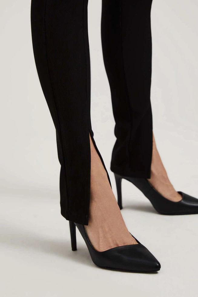 Legginsy z rozcięciem z przodu nogawek