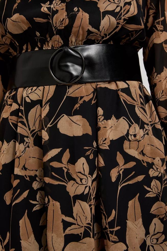 Sukienka z rozkloszowanym dołem i kwiatowym nadrukiem czarna