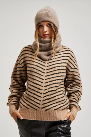 Czapka ozdobiona metaliczną nitką kawowa