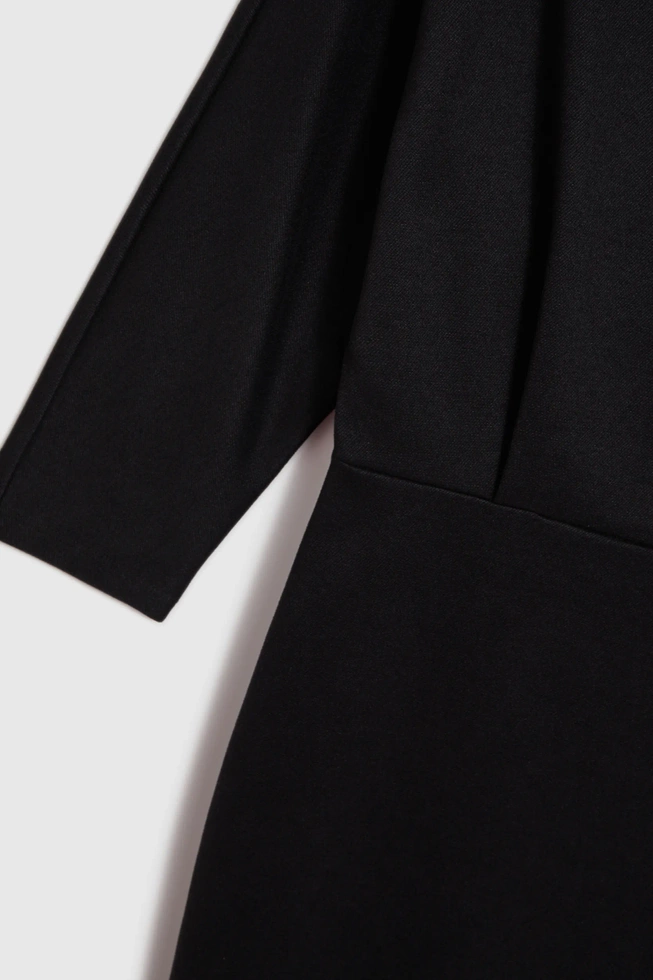 Gładka sukienka o długości przed kolano czarna