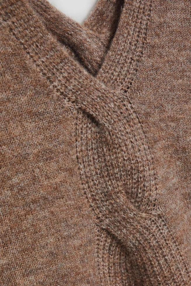 Sweter z dekoltem w serek ciemnobeżowy