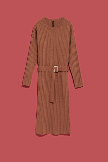 Prążkowana sukienka z paskiem kawowa