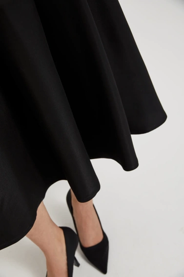 Rozkloszowana spódnica czarna