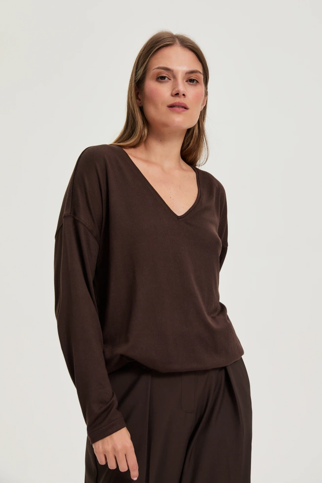 Sweter z dekoltem w serek brązowy