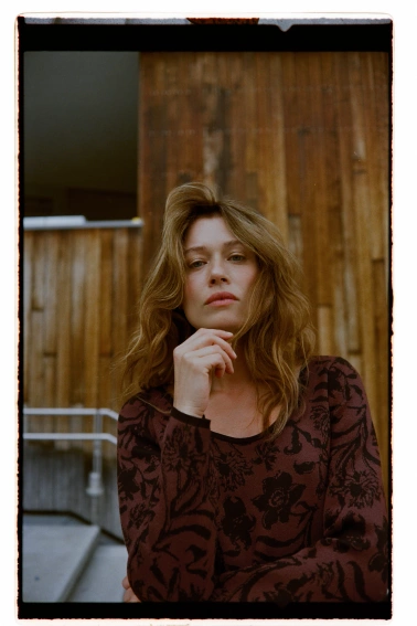 Sweter w roślinny wzór brązowy