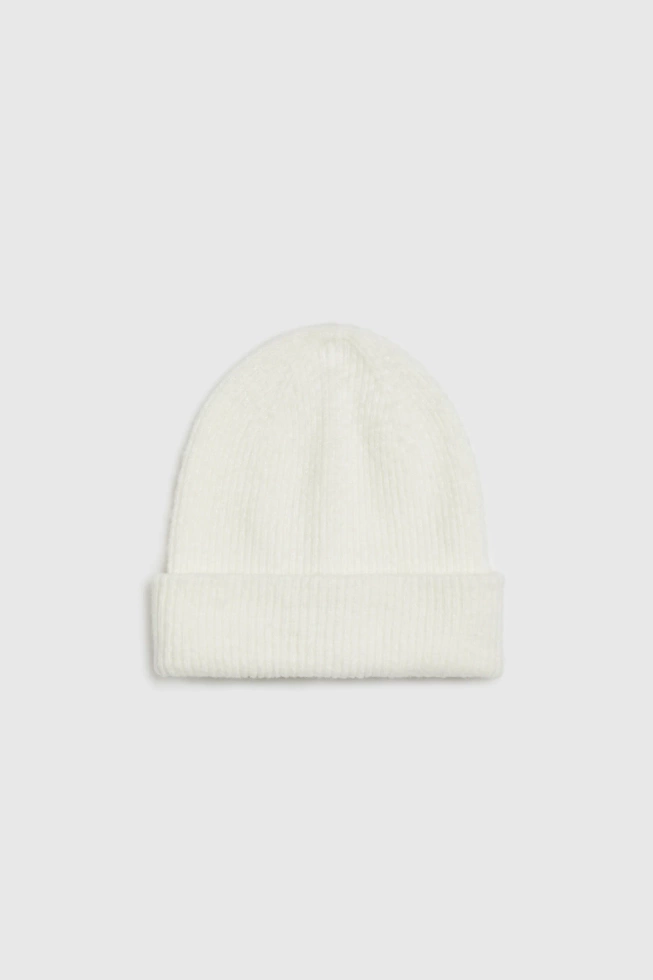 Czapka z metaliczną nitką biała