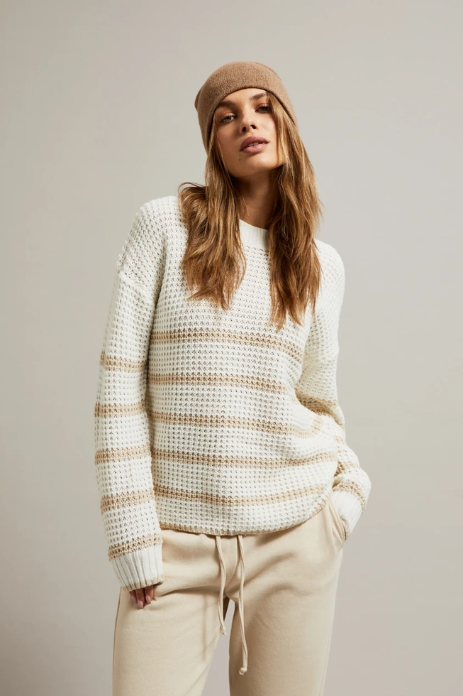 Cienka czapka z metaliczną nitką brązowa