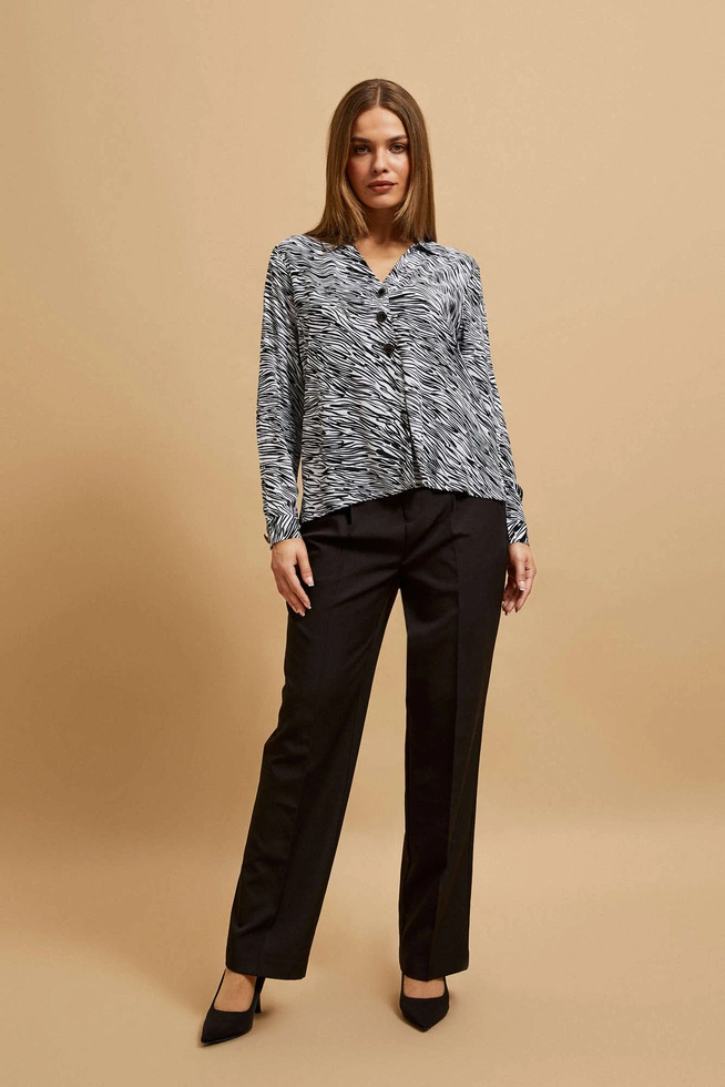 Koszula z dekoltem w serek czarno-biała