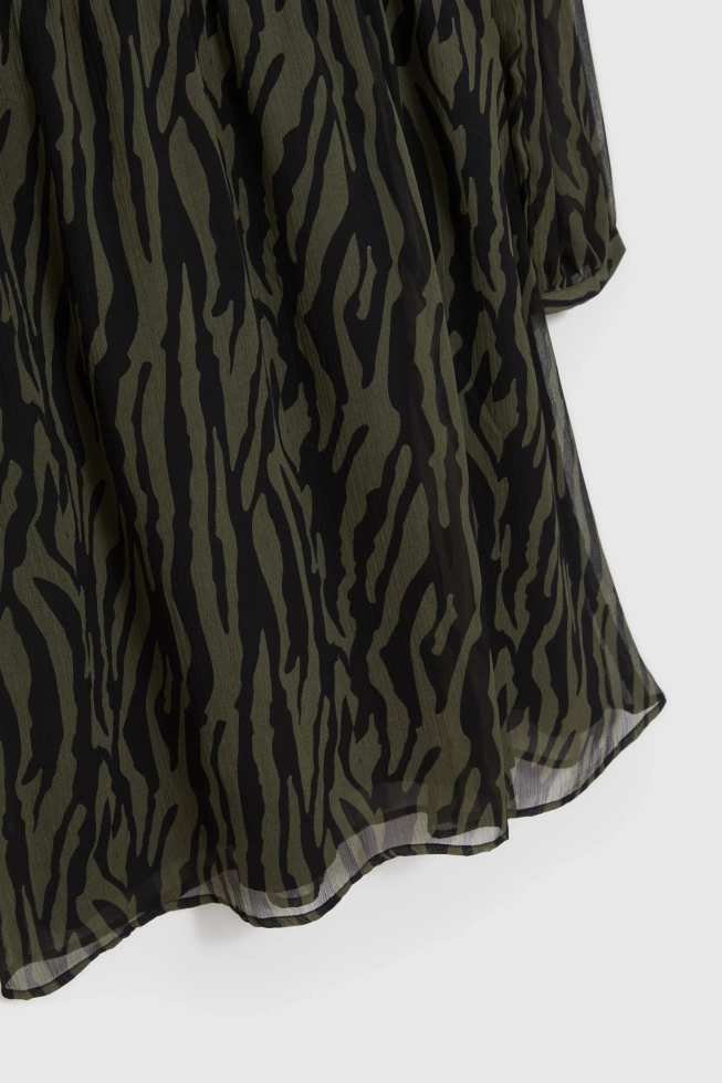 Sukienka w zwierzęcy wzór oliwkowa