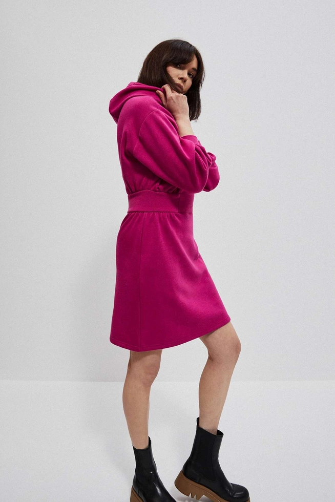 Taliowana sukienka z kapturem