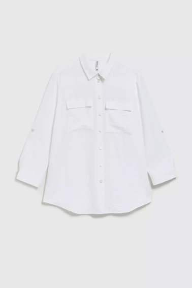 Koszula z ozdobnymi guzikami i kołnierzykiemi biała
