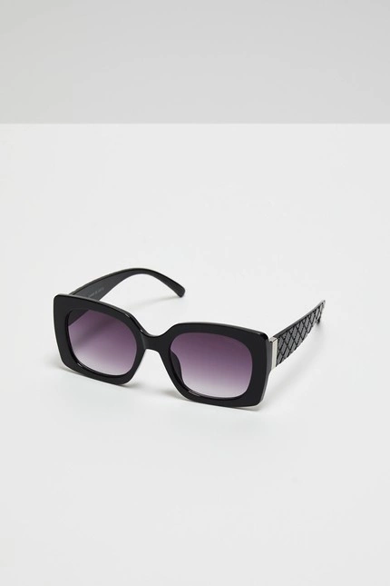 Okulary przeciwsłoneczne z grubymi oprawkami czarne